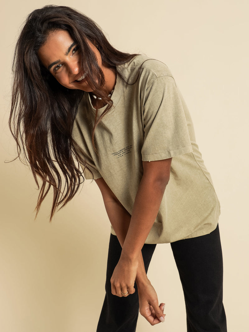 ESTABLISHED MERCH FIT TEE VINTAGE KHAKI